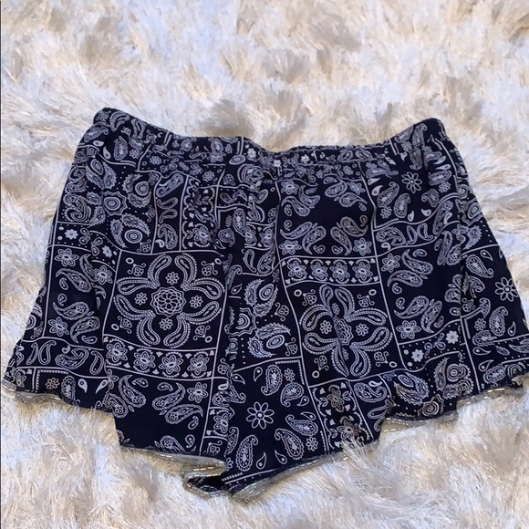 Francesca’s Beaded, Tassle-Tie Shorts. - Picture 3 of 6